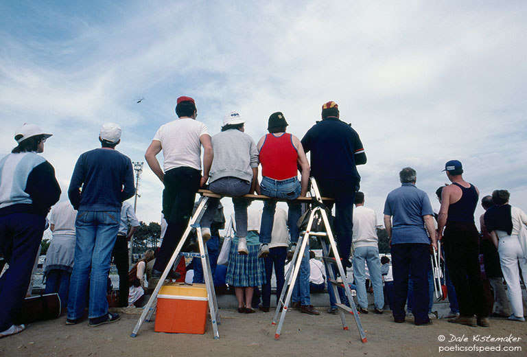 spectators.scaffold.sign