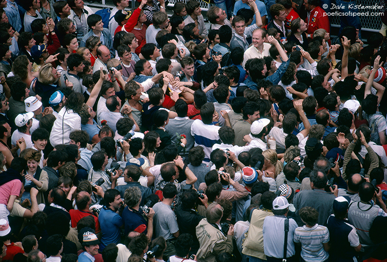 podium.crowd.cameras.sign