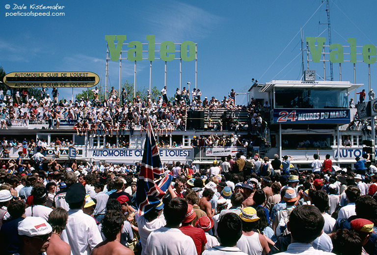 spectators.podium.84.lemans.sign