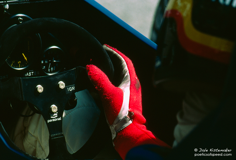 bellofs.glove.mon85.sign