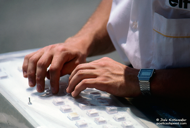 hands-watch-switchpanel-france-85sign